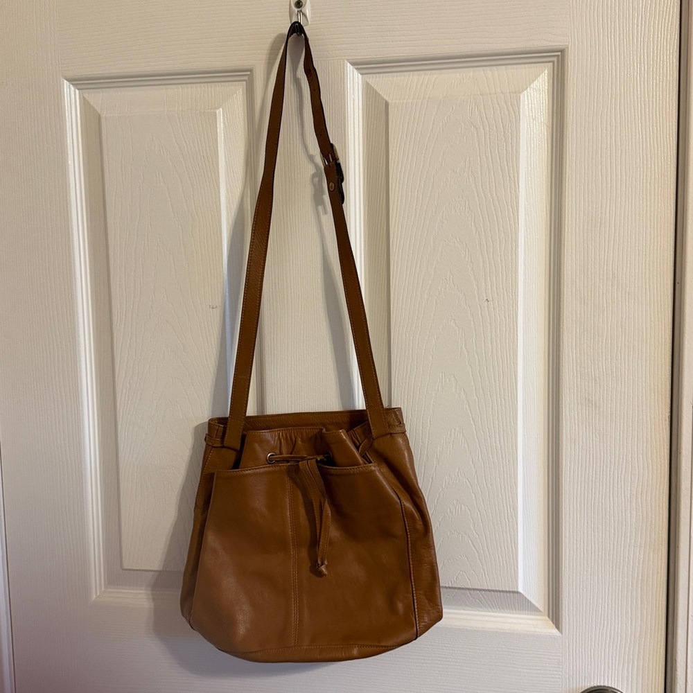 EUC~Vintage Tan Leather Half Moon Shaped Bucket Bag W/ Adjustable Strap/Pockets